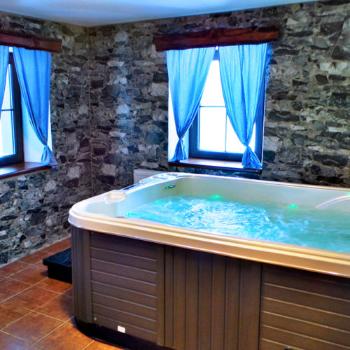 Příjemný relax ve vířivce po náročném dni